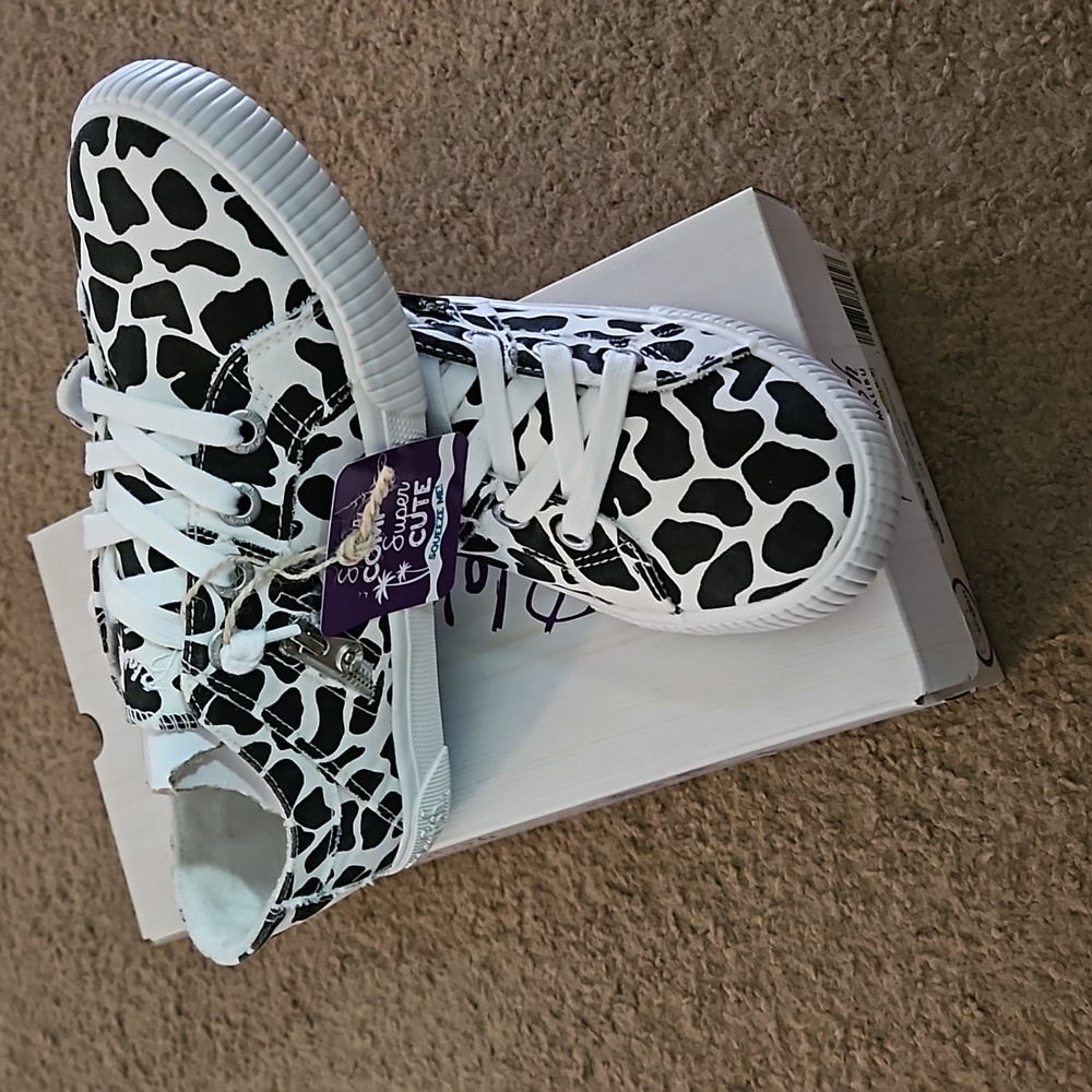 NWT, Blowfish Malibu sneakers